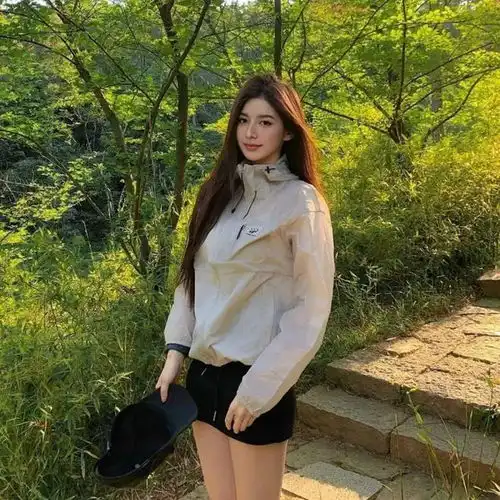 美女周末与美女一起爬山,美女超短裙大美腿,看得我直流口水