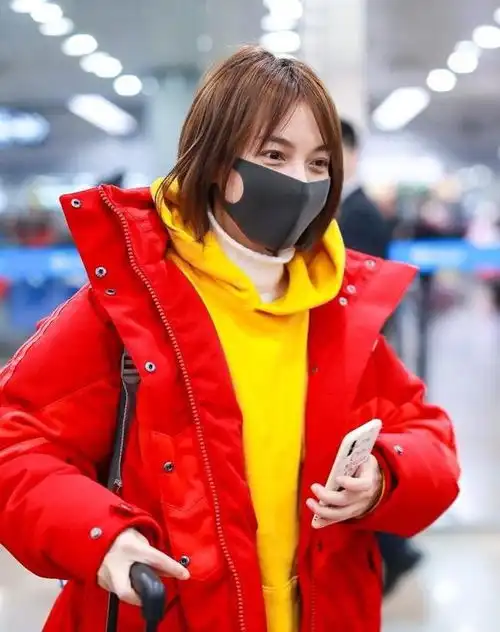 35岁吴昕用力过猛卫衣套毛衣看不懂,红黄配是认真的吗