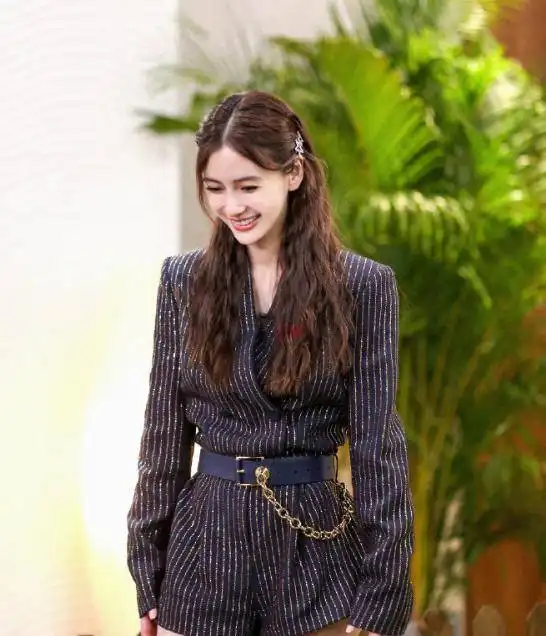 周洁琼穿jk制服也太好看了吧蝴蝶结领带显少女,说18岁都不过分