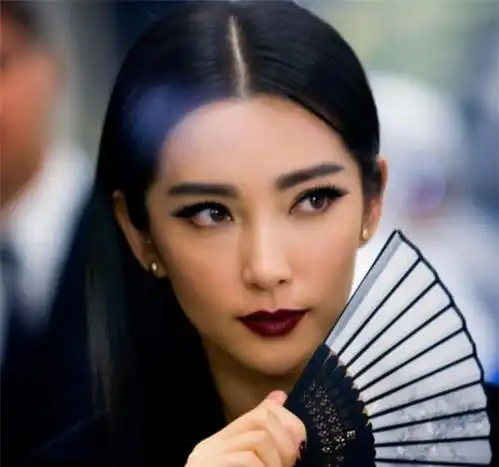 李冰冰全智贤同框,两大女神颜值不分伯仲,合影后却高下立见