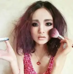 选择棕色系眉粉画出平眉前部宽一些十分钟变身李小璐打造烟熏萌女妆onlylady女人志