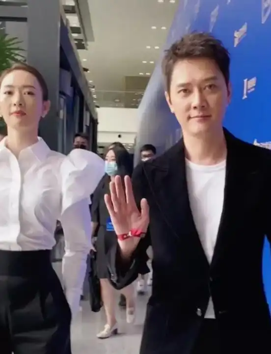 离婚快两个月,赵丽颖越发轻松有气质,冯绍峰却面容憔悴