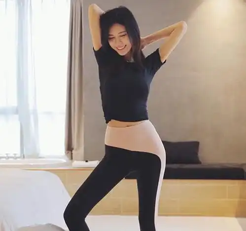 打底裤不仅减龄又显青春气息,凸显女性的优雅细腻