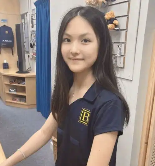 王岳伦与女儿逛街13岁王诗龄穿豹纹皮草似富婆,身高赶上爸爸