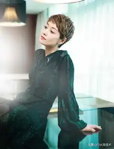 气质型穿搭还得看马伊琍,一袭立领泡泡袖长裙,美得优雅高级