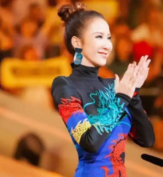 李玟隔离期晒健身照,45岁身材曲线依旧迷人,果然自律的人最美