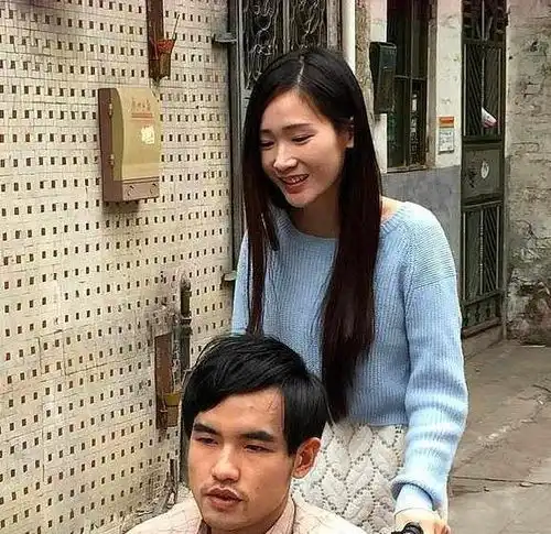 女大学生网恋结缘残疾男孩因为对方长得像周杰伦退学求嫁