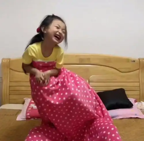 4岁小女孩在家模仿不倒翁小姐姐的表演,画面很美,只是有点费爹