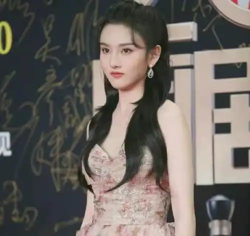 最新红毯造型毛晓彤美如公主,吴谨言惊现排骨胸,刘涛年轻十岁