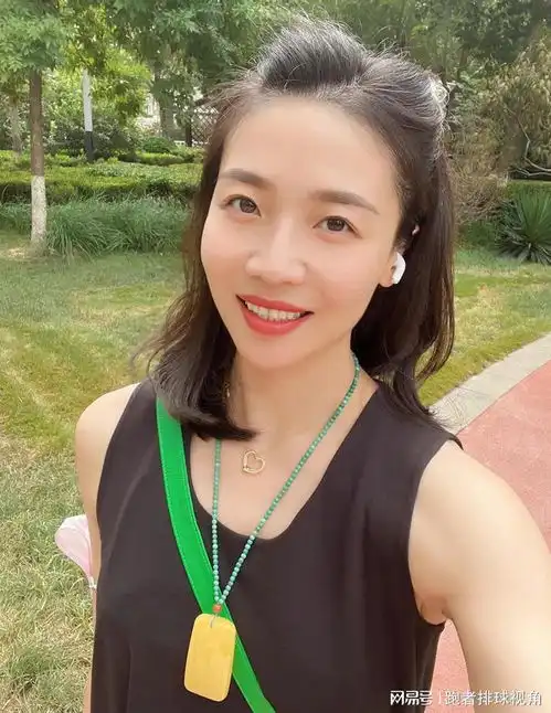 魏秋月衣品太好,小背心绿挎包打扮像少女,颜值依然在线