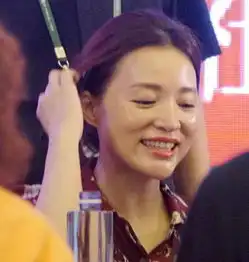 从清洁员到主持人,44岁的她活成了女人最美的样子