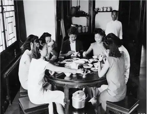 民国女学生老照片,她们的校服既合身又漂亮,现在的校服没法比