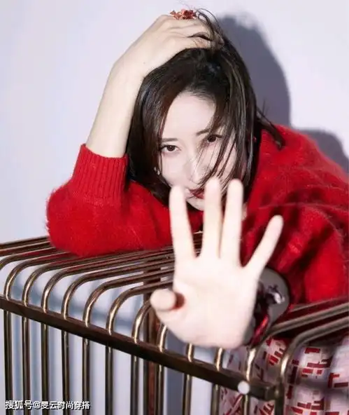 刘敏涛换穿衣风格了,红色针织衫配半身裙亮相,45岁还少女感十足