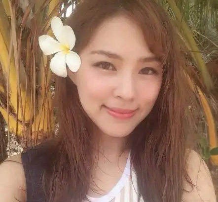 34岁女星与富二代恋情曝光被男方当街公主抱,腰间大片肌肤露出