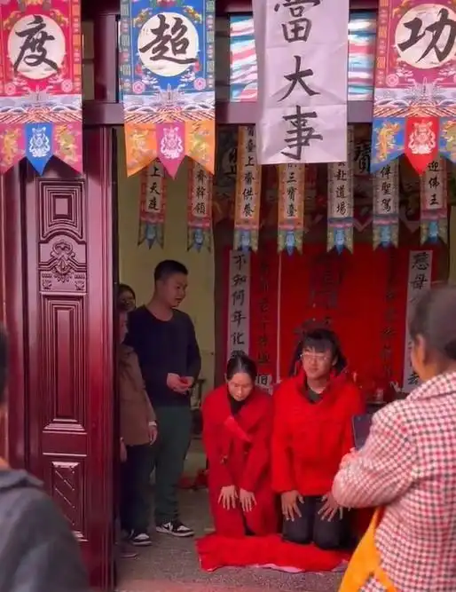 湖南新人灵堂拜天地,喜事儿与丧事儿撞在一起,尊重习俗