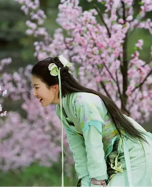 古装绿衣美人中,张馨予像侠女,刘亦菲像画中仙,她却最经典一身