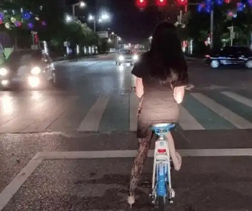 虽然没有看到正脸,从背影我就知道小姐姐是一个有故事的人,哈哈