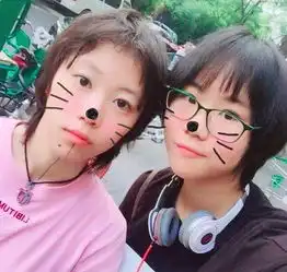 组图窦唯小女儿窦佳嫄近照曝光一头蓝发登台献唱酷似窦靖童