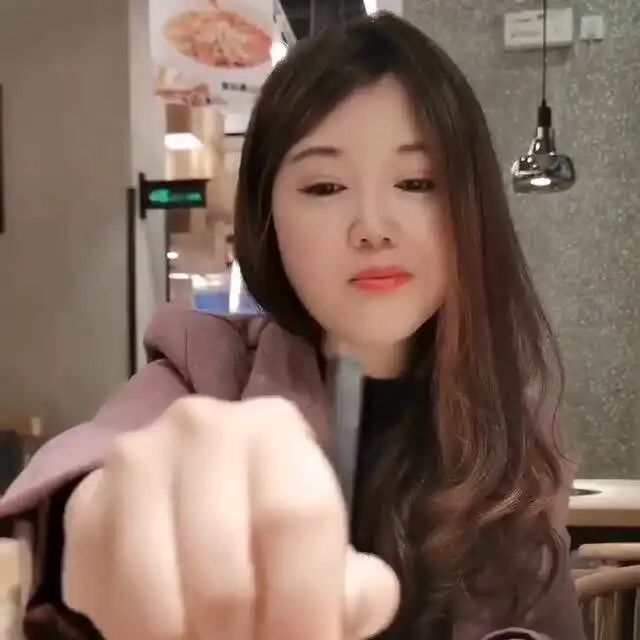 从农村一步步打拼出来,咸鱼翻身美女老板,一般人看不出她的身份