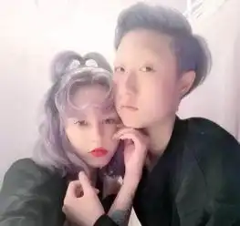 小龙女吴卓林与女友甜蜜返港,受访回应改跟成龙姓一事