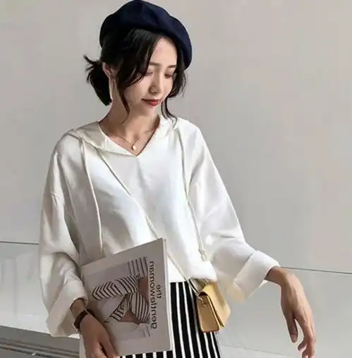 邂逅短款帅气卫衣,尤其适合那些身材娇小的小仙女,很好驾驭