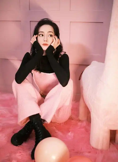 又被迪丽热巴惊艳到了穿粉色背带裤演绎甜美女孩,直播状态满分
