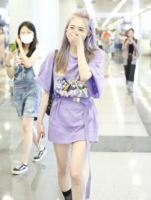 紫色小仙女,染发后颜值飙升,21岁的周洁琼,少女感满满