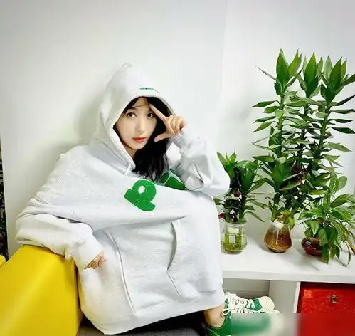 33岁李菲儿依旧少女,穿运动服青春又随性,配色也十分清爽舒适