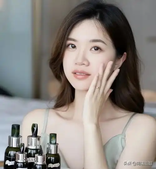 长期素颜和长期化妆的女生,区别有多大看完你就知道了
