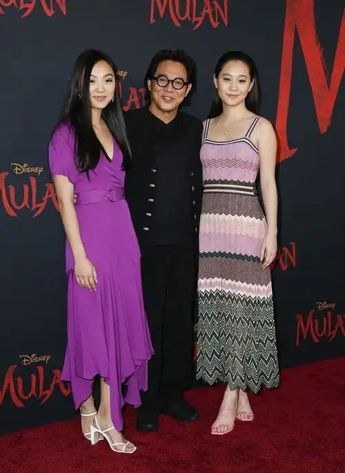 李连杰小女儿高中毕业,穿白色吊带裙颜值超高,比姐姐还要漂亮