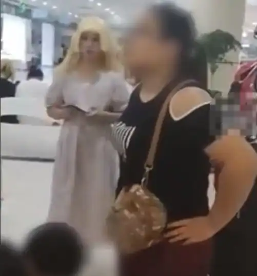 女子在漫展被两男孩偷拍裙底,要求删照片反遭家长辱骂,网友炸锅