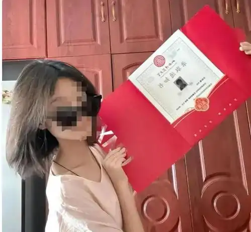 你不许自称大学生186分女生被大学录取,晒通知书后被群嘲