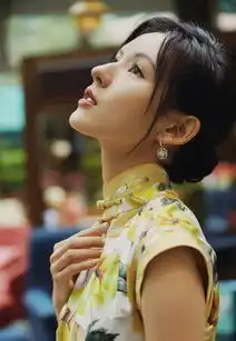 曾是王思聪女友,今印花旗袍穿出东方美,合影老外更出众了