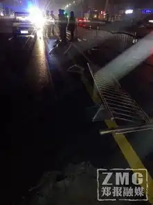 女司机半夜开车犯困撞上护栏一辆轿车也被波及受损