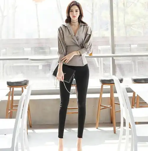 身姿丰盈的气质美女,即便是一款休闲裤,也能赚足眼球