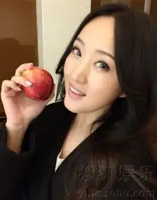 不老女神杨钰莹晒文艺自拍照清纯如少女