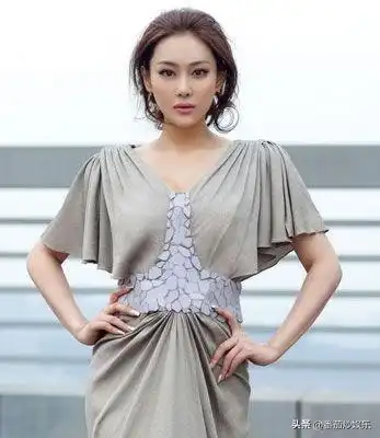 张馨予陪母亲广州逛商场,拎3万5包清纯似女高,妈妈比女儿还时髦