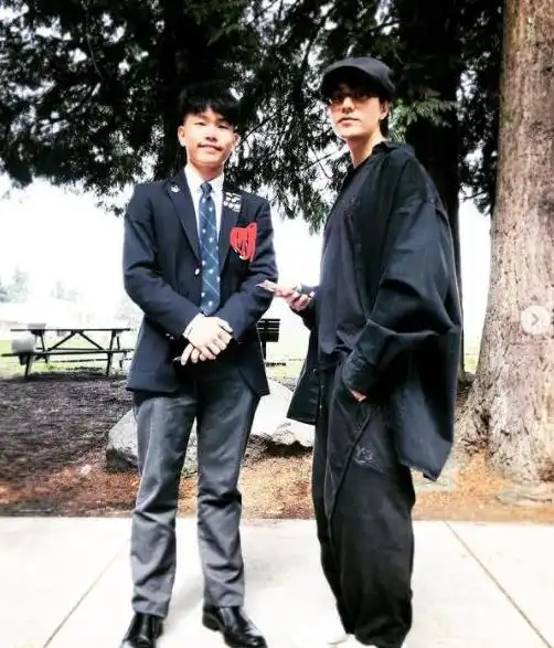 陈坤19岁儿子留学生活结束,晒照告别国外同学,模样沧桑了很多