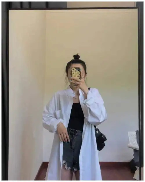 石原里美气质干净又清纯,穿男友衬衫就系一个扣,少女感不是吹的
