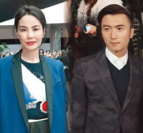 李亚鹏带新女友聚餐,49岁头发稀疏皱纹横生,女友气质清纯似两代人