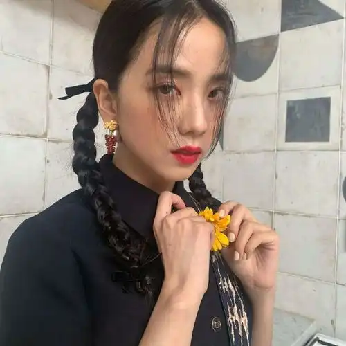 雀斑女孩金智秀展现慵懒温柔的艺术画风