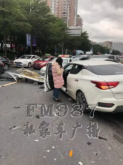 一文读懂福州闹市区女司机开车冲破护栏撞3车造成大堵车