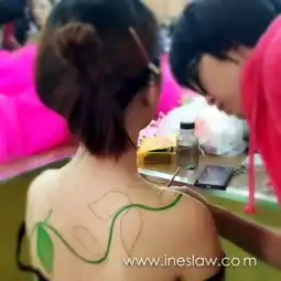 动态女人爱花,爱的是花的美,花的柔,花的媚童鞋们的彩绘化妆练习,在她的每一笔用心刻画下,活生生地呈现在我们的眼前ines
