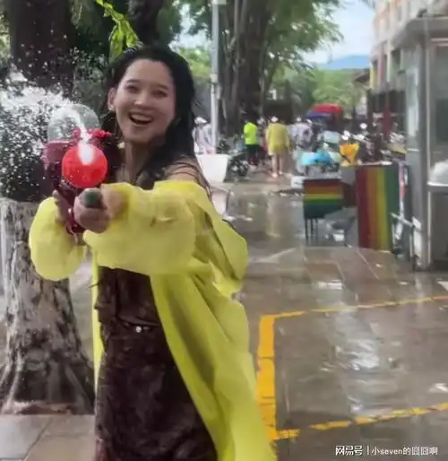 汪峰女友森林北近照曝光,现身泼水节素颜略显老气,玩水枪很开心