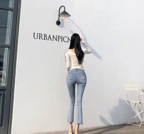 牛仔裤的搭配,展现出迷人风采,很适合女性的风格