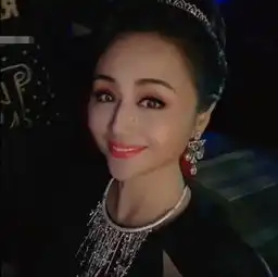 昔日主持一姐曹颖近照,44岁的她成功减肥,瘦成锥子脸判若两人