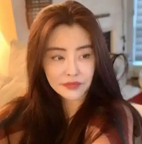 国外偶遇56岁女神王祖贤,碎花短裙凸显火辣身材,被盛赞岁月不败美人