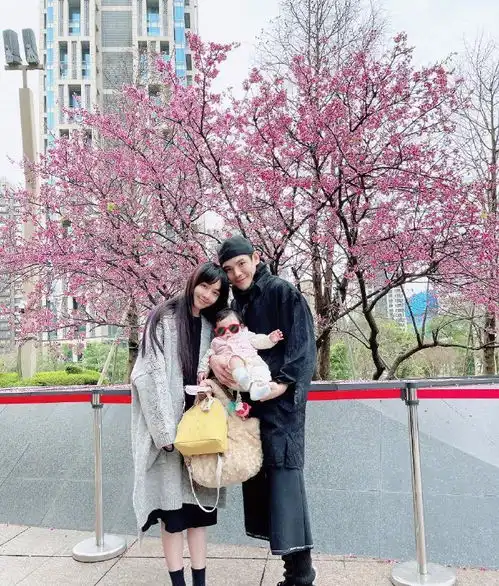 向佐低调秀恩爱,更改头像为一家三口牵手照,享受陪伴郭碧婷和女儿的幸福中