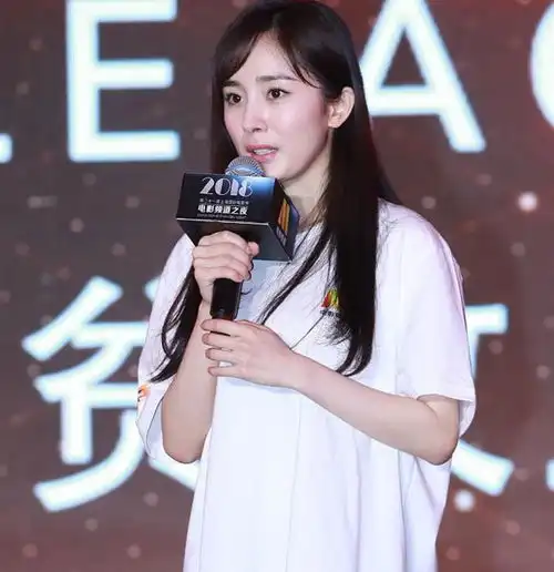杨幂佟丽娅谁更美两人邻座亲密热聊穿简单白t依旧高颜值