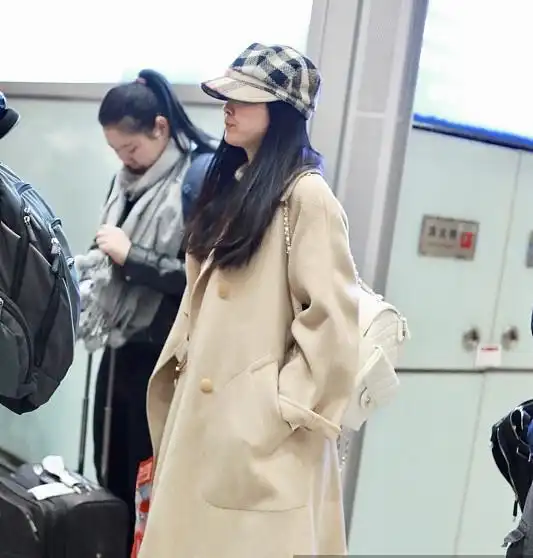 45岁晴格格王艳穿现代装,驼色呢子大衣配针织裤,人美气质佳,宛如少女